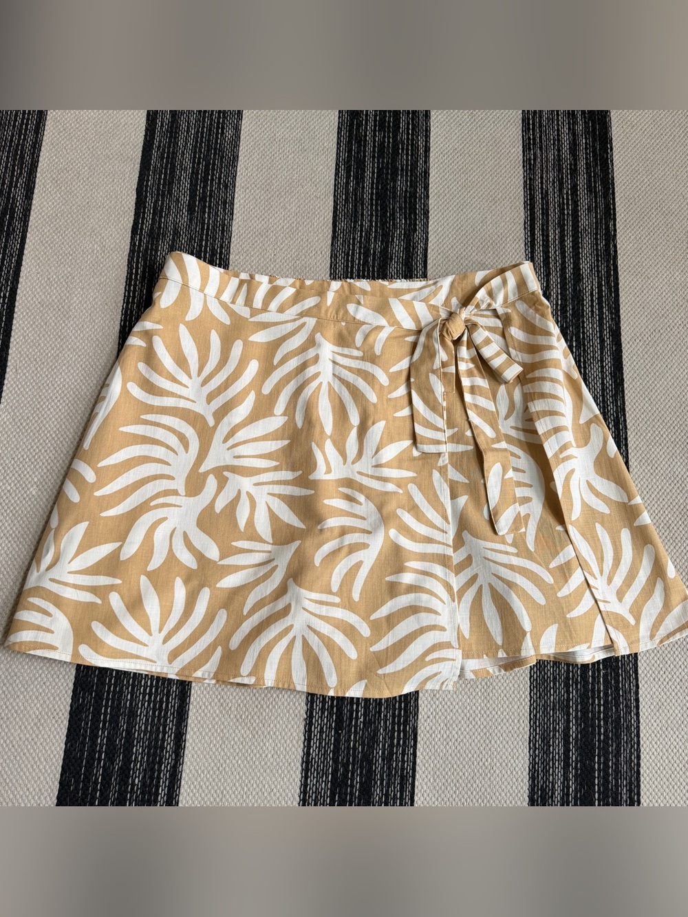 A new day Women's Beige and White Tropical Wrap Mini Skirt Size XXL New